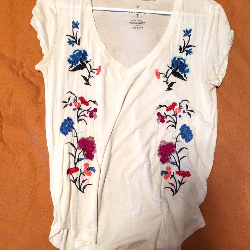 American Eagle floral t-shirt